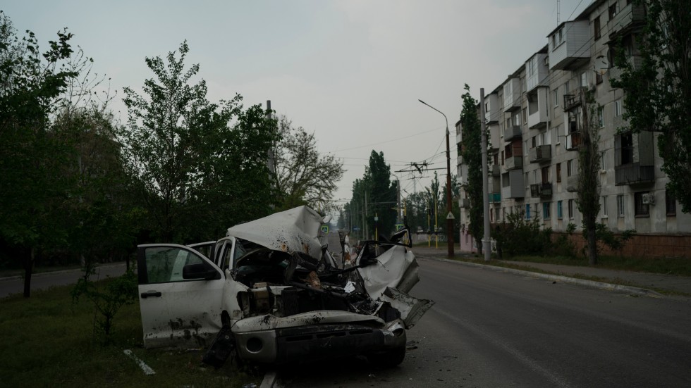 En förstörd bil på en gata i Sievjerodonetsk, den 13 maj. Arkivbild.