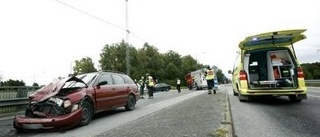 Tre  lindrigt skadade i trafikolycka