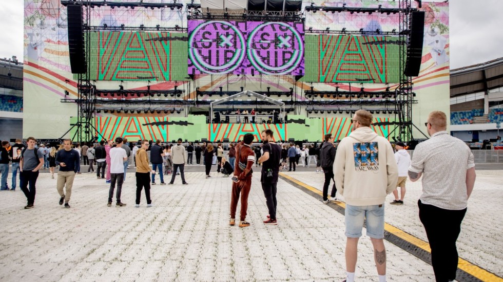 Strax efter öppning var platsen framför scenen på Ullevi relativt tom, men sakta fylldes den på.