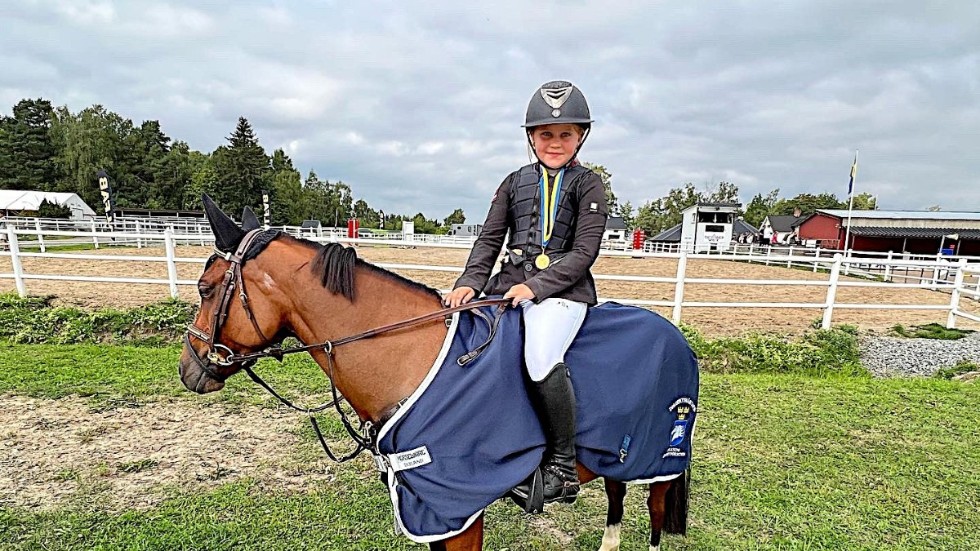 Liv Ekstrand Lindewald från Jump Club Ridsportförening med ponnyn Treflan Rhosyn var en av vinnarna när ponny-DM avgjordes i Enköpingsnäs.