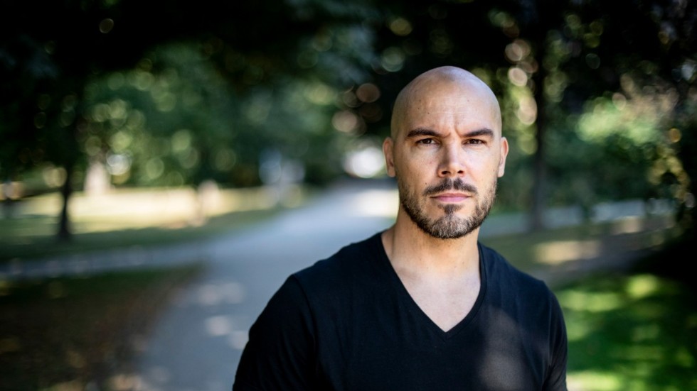 Nicolas Lunabba arbetar till vardags med ungdomar i våldsutsatta miljöer. "Blir du ledsen om jag dör?" är hans debutroman.