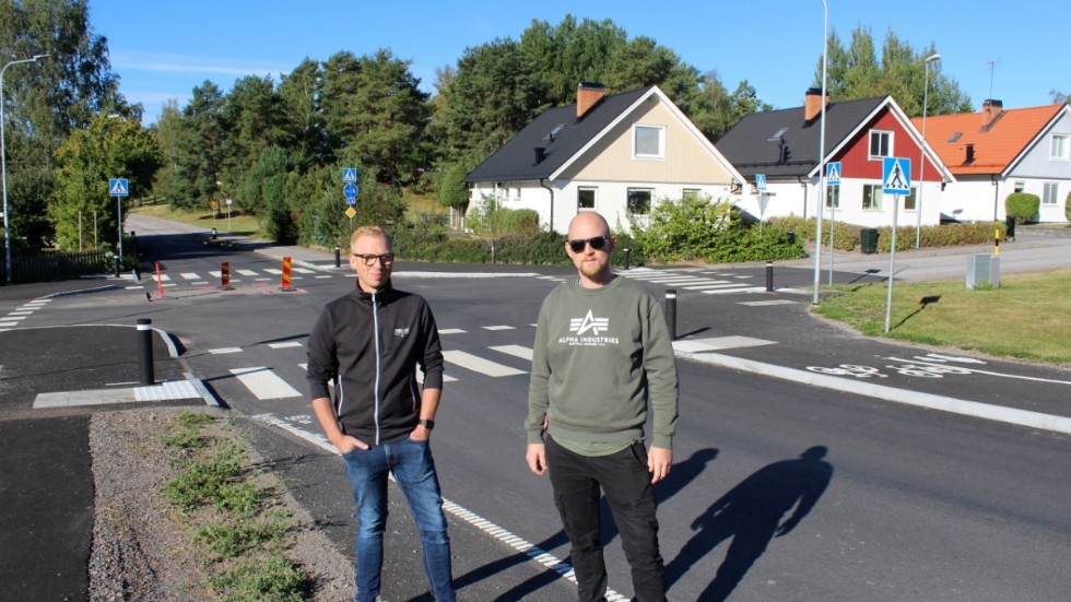 Henrik Andersson och Andreas Karlsson bor vid korsningen och anser att något måste göras för att få ner hastigheten.