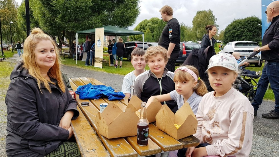 Linda Sköld tog en paus med goda hamburgare i väntan på magishowen. Barnen Karl Lundgren, Noah Sköld, Greta Lundgren och Juni Sköld åt sig också mätta.