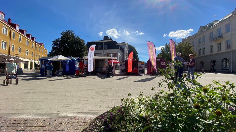 Valstugorna på Gyllenhjelmstorget, här bemannade av Moderaterna, Socialdemokraterna, Vänsterpartiet och Strängnäspartiet besöktes flitigt under torsdagsförmiddagen.