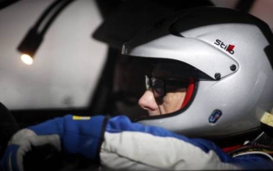 Mikael Lindqvist fick ingen bra start på SM-rallyt i Värmland. Med en trasig turboslang fick    han rulla runt de två varven på Färjestad travbana.