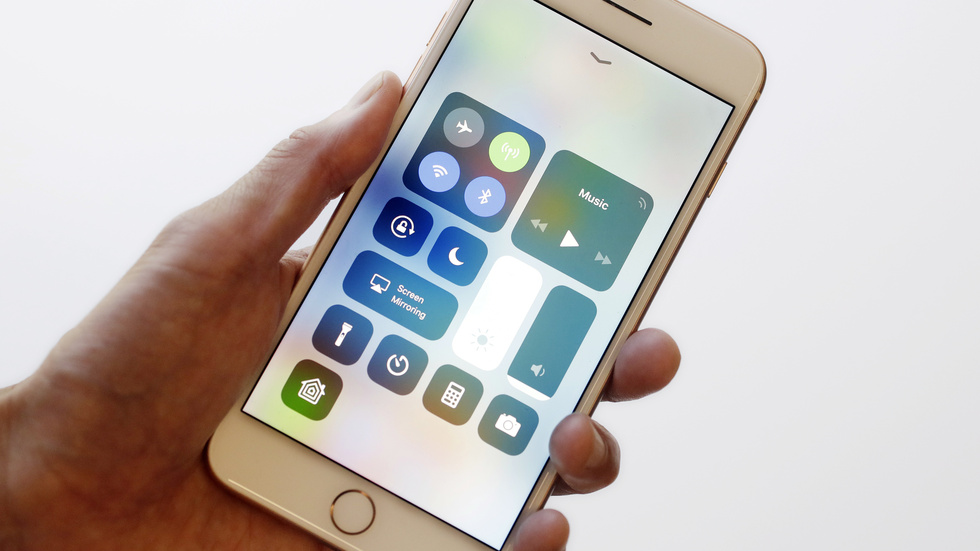 Det var en sån här telefon, en Iphone 8, som bedragarna lade ut för försäljning.