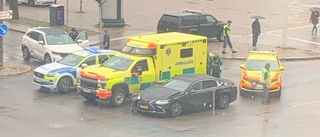 Bilar krockade i centrala Uppsala – person till sjukhus