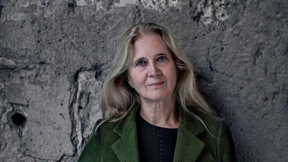 Katarina Frostenson är poet, författare och tidigare ledamot av Svenska Akademien. "Alma" är en ny fortsättning på den berättelse om flykt, förlust och främlingskap som inleddes med "K" (2019).