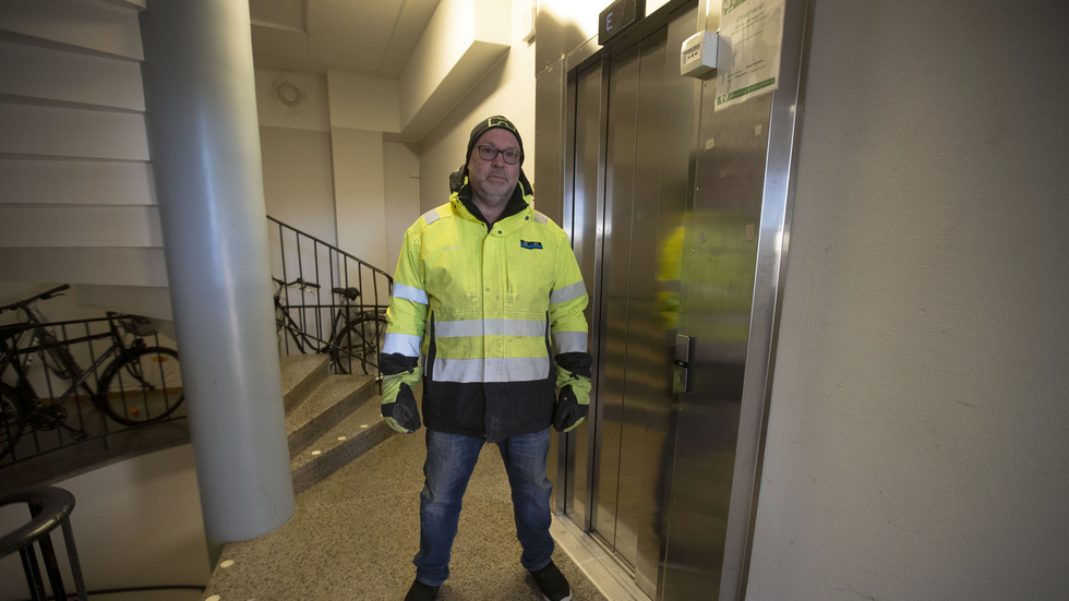 Upplevelsen att vara instängd i en hiss var riktigt obehaglig. "Luften tog slut. Det var tur att vi var två så att vi kunde prata med varandra och att vi hade telefoner och kunde ringa efter hjälp", säger Mikael Lifvakt.