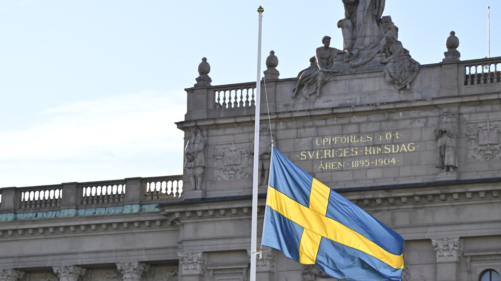Riksdagen flaggar på halvstång för terrorns offer i Bryssel. Några av ledamöterna bör särskilt noga begrunda sina relationer med islamistiska terrorister. 
