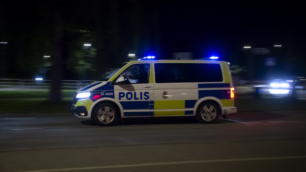 Bilden är tagen från den omfattande polisinsats som ägde rum efter att bomben i Brandkärr sprängde sönder ett fönster till ett bostadshus. 