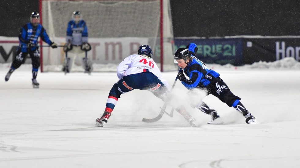 Nils Bergström (blå tröja) försöker finta bort Edsbyns Edvin Altberg i matchen på Studenternas, som Sirius vann mycket enkelt.