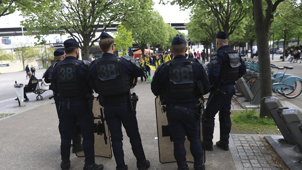 Fransk polis patrullerar i samband med en fotbollsmatch. Arkivbild.
