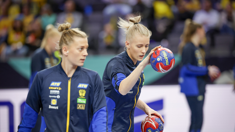 Nathalie Hagman och Daniela De Jong värmer upp inför VM-matchen mot Kamerun.