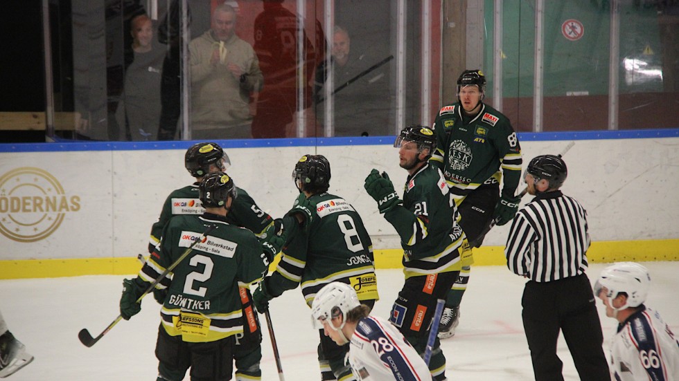 ESK hockeys Daniel Andersson var målskytt mot Surahammar i en av träningsmatcherna. Men målen har varit få hittills i år och en tung rad förluster i träningsmatcherna, har fortsatt med två raka i inledningen av serien.