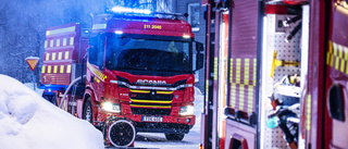 Brand i bil har spridit sig till carport