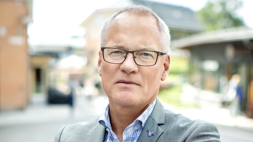 Kommunstyrelsens ordförande i Sigtuna Olov Holst (M) avgick under fredagsmorgonen. Nu säger SD att de inte vill stödrösta på M längre.