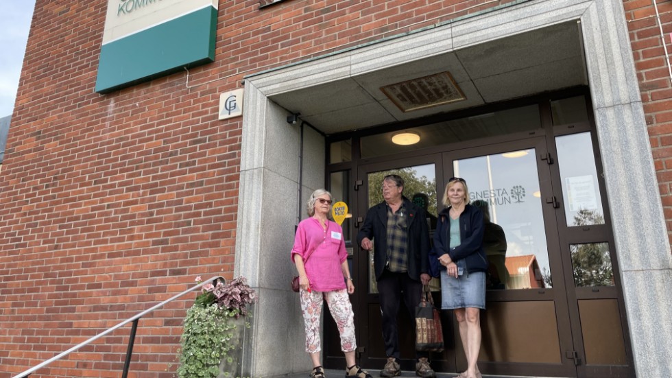 "Våra frågor till kommunen är aktuella med tanke på situationen vi har just nu i pendeltågstrafiken, där vi ser att Gnesta har drabbats extra hårt", säger Elisabeth Lundberg Karlsson från Föreningen Gnestapendeln, här till höger om Inger Evensen, kassör, och Ingemar Oderstedt, vice ordförande.
