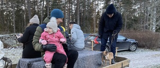 Motorsågskonst, hästskjuts och mat på helgens julmarknader