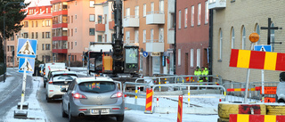 Vattenläcka stänger körfält på centrala gatan: "Är påfrestande"