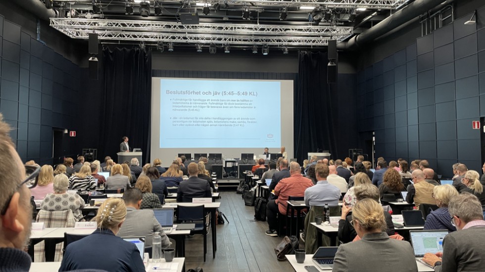 Under tisdagen sammanträdde regionfullmäktige i Nyköping. Politikerna i regionens styre (M, KD, VFP, C) svarade bland annat på oppositionens frågor om regionens krisbudget.