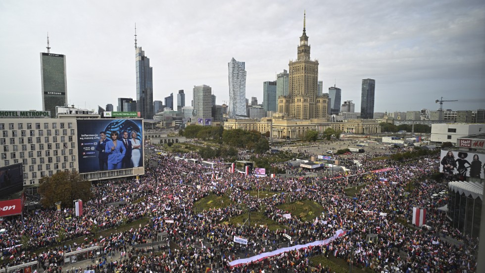 En stor folkmassa har samlats i Polens huvudstad Warszawa på söndagen.