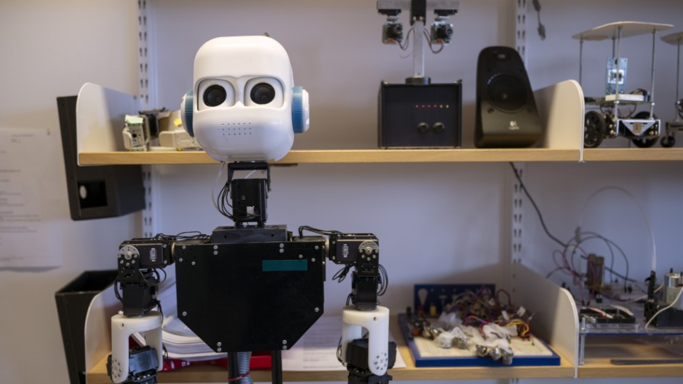 Olika versioner av roboten Epi, här med armar.