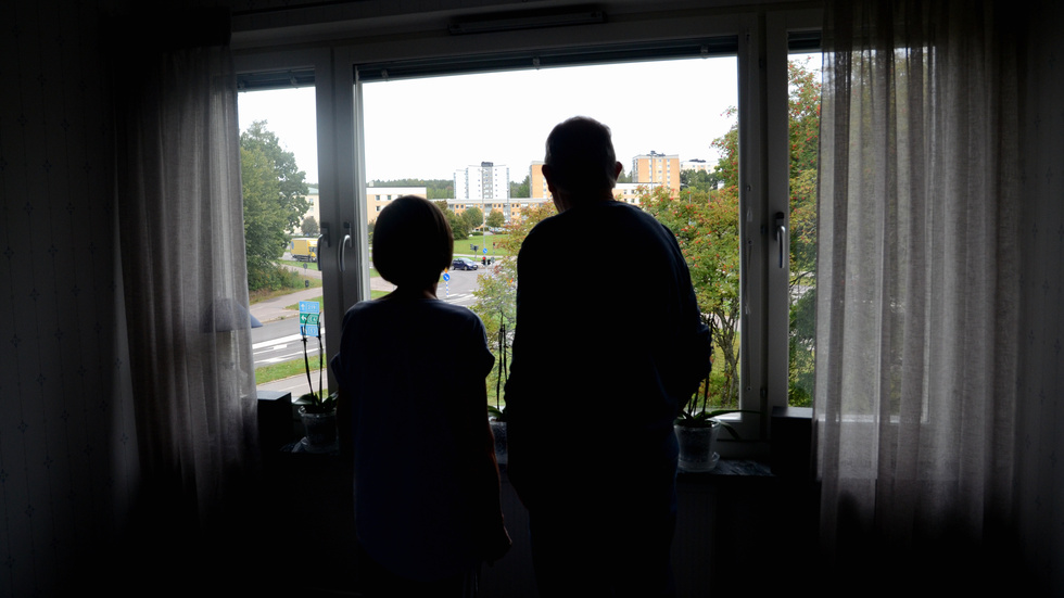Eva är fortfarande skör efter operationen och sörjer djupt sina försvunna smycken: "Man tror inte det är sant", säger hon.
