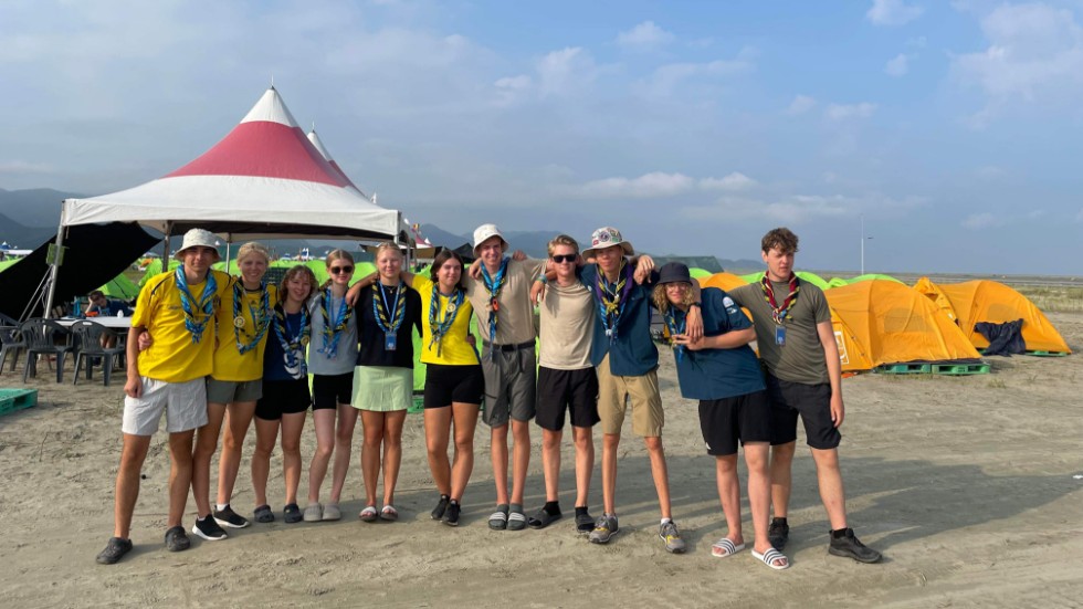 Några av de östgötska scouterna på plats i Sydkorea. Från vänster: Elias Hultegård, Julia Elmhester, Sanna Dalbark, Alva Arnell, Wilma Strömberg, Klara Holmberg, Nils Lindkvist, William Lunden, Rasmus Stenberg, Angus Young, Arvid Svenhammar.