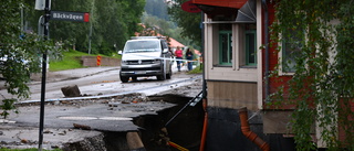 Turistorten översvämmad – boende ombeds hålla sig inne