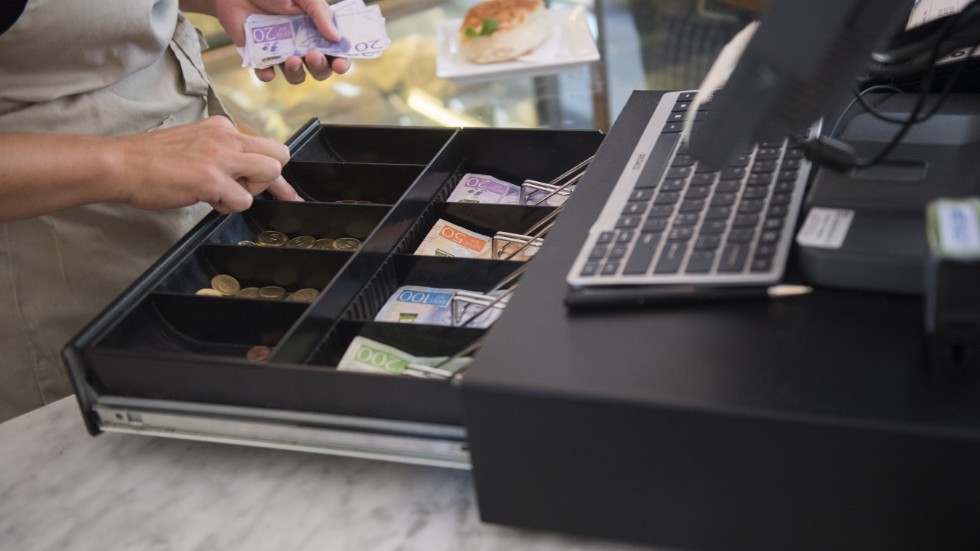 En butiksanställd är misstänkt för att systematiskt ha tagit pengar ur kassan.