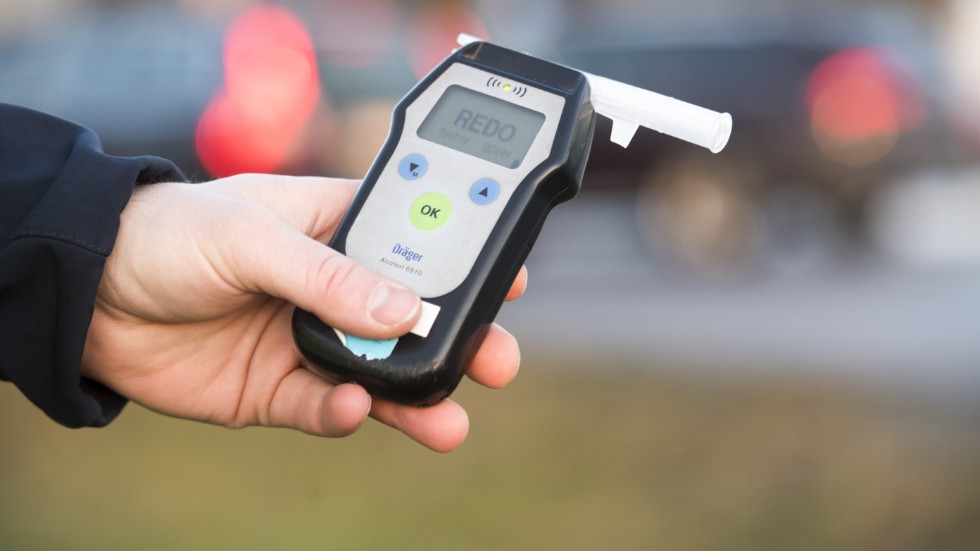 Mannen åtalades för grovt rattfylleri, efter att ha blåst 0,9 milligram alkohol per liter i utandningsluften. 