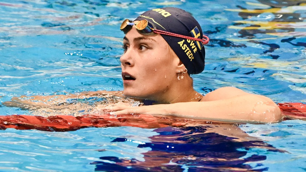 En nervös Sofia Åstedt deppar efter att ha blivit utslagen i försöken på 200 meter fritt.