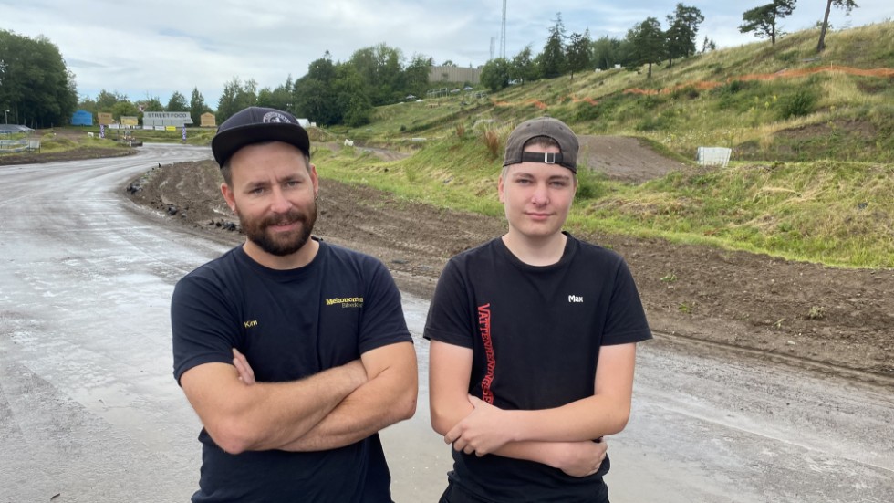 Far och son kör för SMK Motala i Folkracefestivalen som startar på tisdagen. Kim Göransson och Max Lindberg startar i var sin klass och är förväntansfulla.