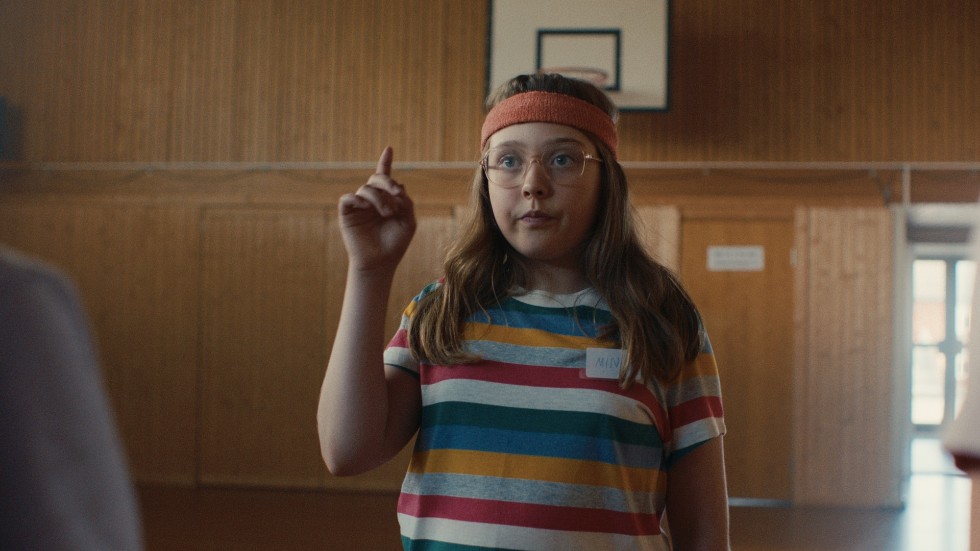 Nördiga Mina (Liv Elvira Kippersund Larsson) vill lära sig dansa för att passa in i den coole influeraren E.D.Wins värld.