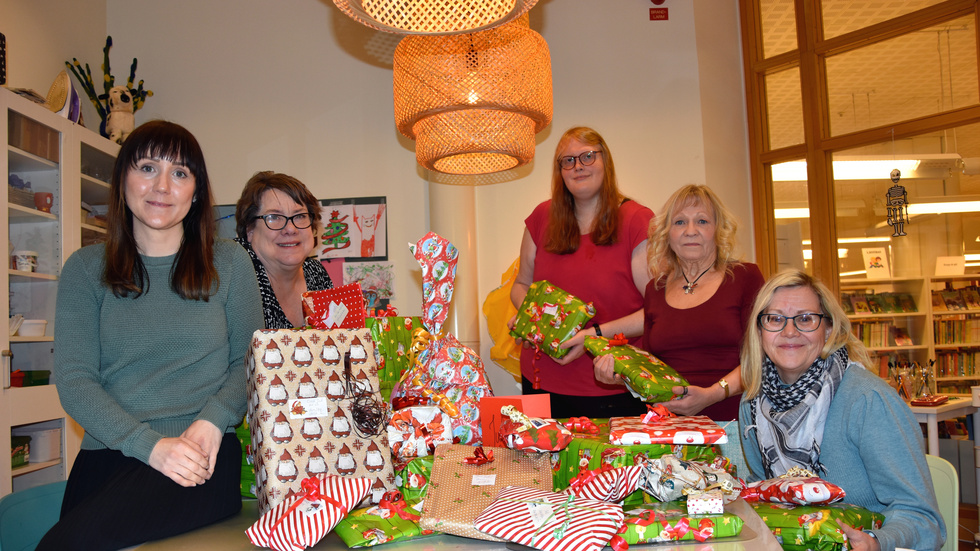 De fixar inför Jul för alla. Lena Jansson, Cecilia Lindgren Parviainen, Celia Henriksson, Leena Andersson och Kristina Nyström.
