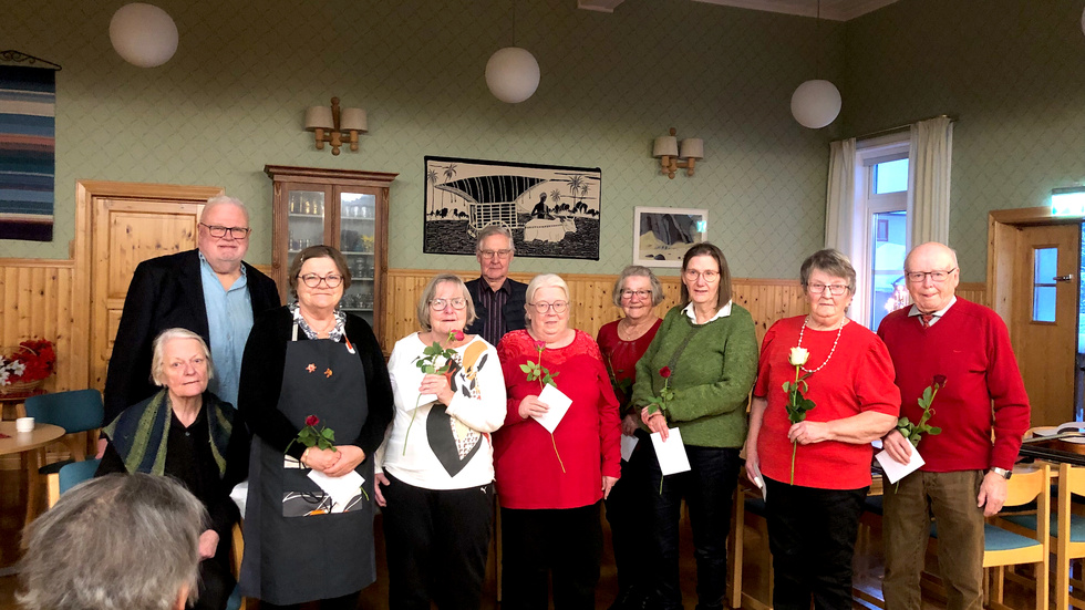 På sista PRO Älvsbyn-mötet för året fick medlemmar som fyllt jämna år blommor och en sång. Karin Lindström, Benny Edlund, Carola Rönnberg, Annelie Brännberg, Lennart Granström, Eva Eklund, Nanna Backlund, Kerstin Bogren, Birgitta Klasson samt Kjell Öhrberg.