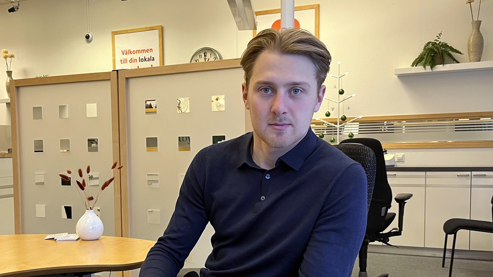 VIK-målvakten Edvin Olofsson trivs med att jobba på Tjustbygdens Sparbank. Det innebär att han får något annat att tänka på förutom ishockeyn.