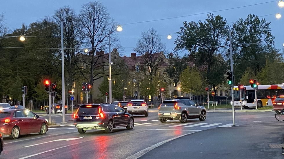 Den politiskt klubbade trafikstrategin föreslås ändras och därmed försämra stadens klimat och miljö. Bilarna ska få större plats och cykelbanor ska inte byggas. Det är helt i strid med intentionerna i nya ÖP25 som siktar på ett klimatanpassat hållbart samhälle, skriver medlemmar i Naturskyddsföreningen. Arkivbild.