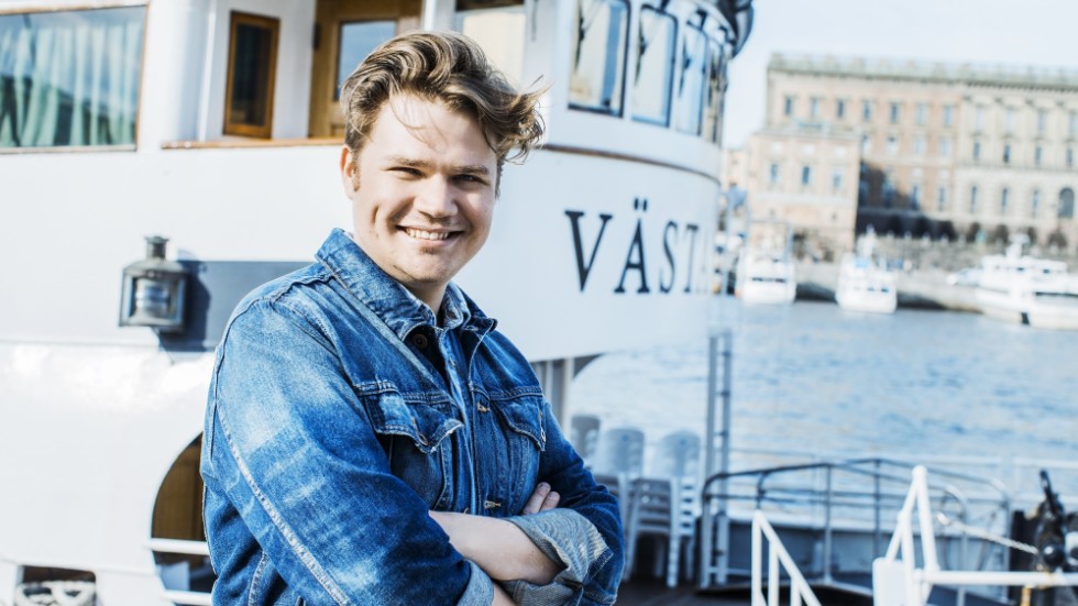 Christoffer Holst är aktuell med en ny feelgoodroman som delvis utspelar sig i Västervik.