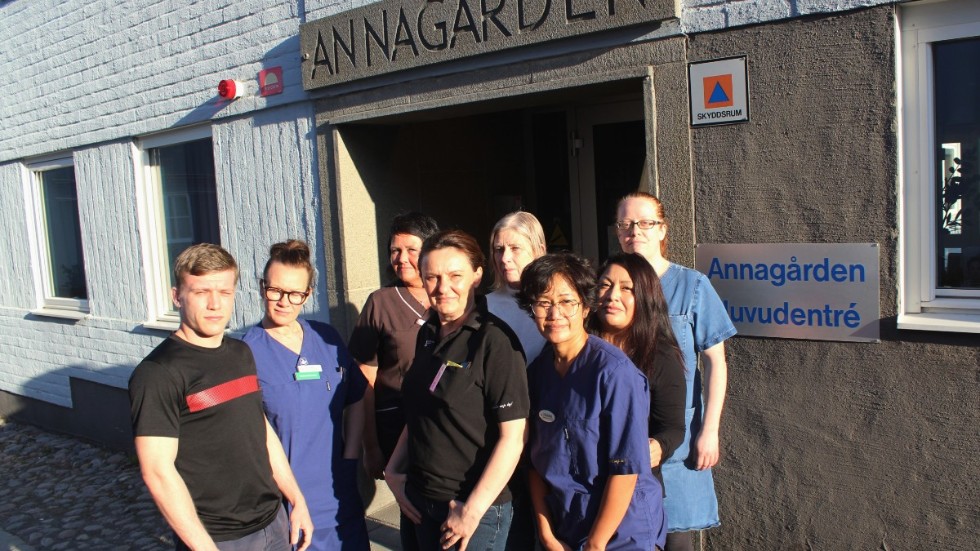 Undersköterskorna på Annagården väntar på politikerna. Från vänster John Adolfsson, Susanne Johansson, Johanna Lidfors, Marie Forssén, Esmunda Arslanovic, Neenii Nattaiasai Teneby, Linda Åkerman och Jessika Gustavsson.