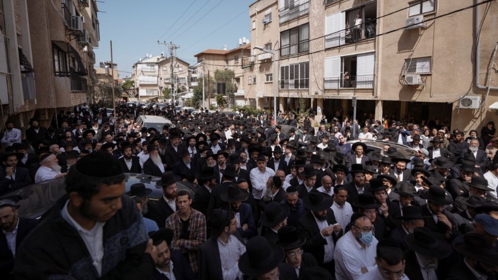 Flera hundra sörjande samlades på onsdagen för att begrava ett av de fem offren i Bnei Brak, Israel.