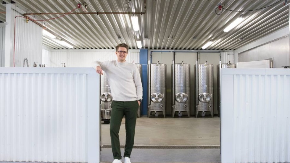"Vi har i dag väldigt många internationella gäster från olika länder som förstås har svårt att förstå varför de inte får köpa med sig en souvenir", säger Dennis Bejedal som driver Norrbottens destilleri.