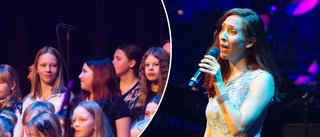 Följ med på ”Frostig musikmagi” – fullsatt när Disney-klädd publik och svenska rösten från ”Frost” intog Sara kulturhus