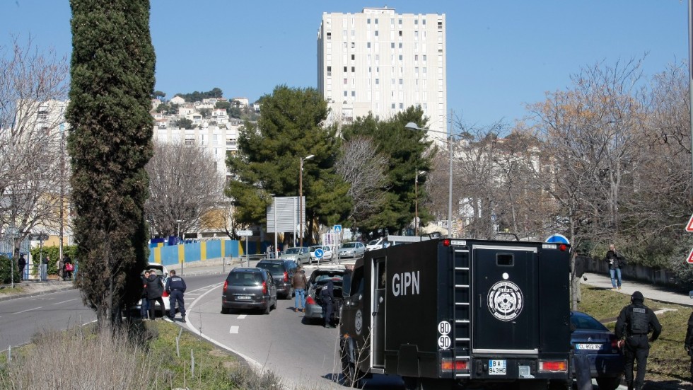 Poliser spärrar av en väg efter skottlossning i La Castellane, i Marseilles 15:e arrondissement, i februari 2015.