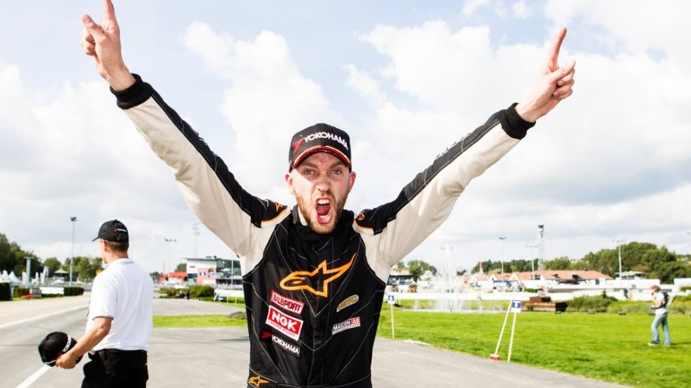 Seger som gäller. Alexander Graff efter en heatseger på Solvalla i fjol. Nu kör han för totalsegern i V8 ThunderCar.