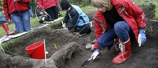 Elever gräver efter fynd på skolgården