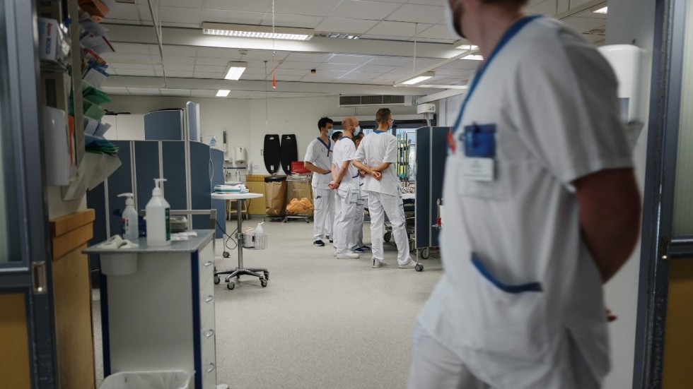 Bristen på personal är grunden till vårdens problem i Uppsala län, skriver Carina Kumlin och Lars O Ericsson.