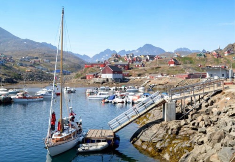 Väl förtöjda i det lilla samhället Tasiilaq sken solen från en klarblå himmel och temperaturen steg till närmare 20 grader.