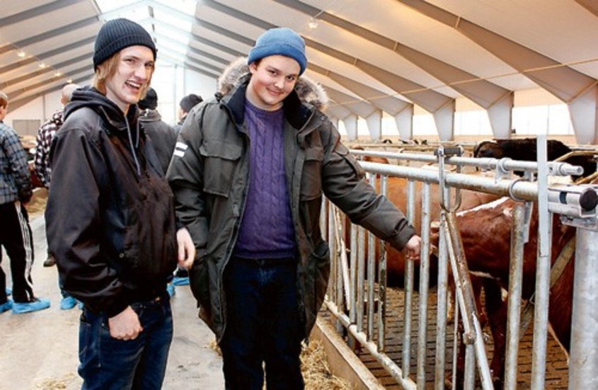 Joel Jakobsson och Niklas Skogh uppskattade studiebesöket hos Magnus och Per Svensson i Lörstad. "Det är häftigt och intressant med all teknik".